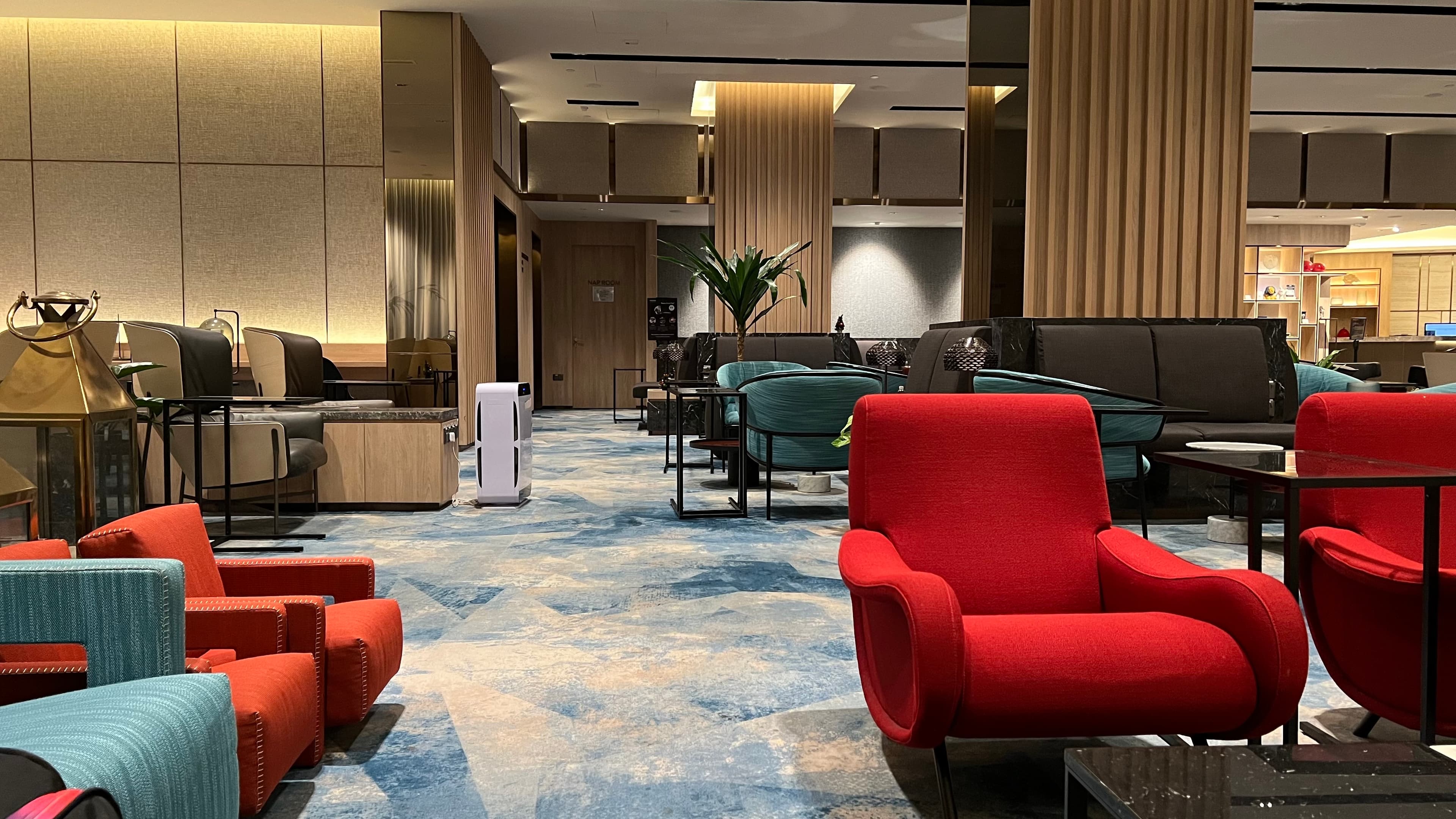Cover Image for Singapore Changi Airport Lounge Review - Jewel Terminal Experience